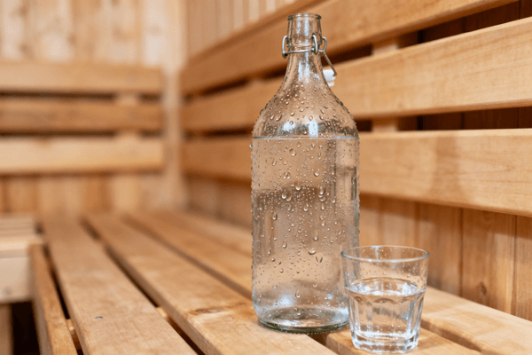 Illustration showing dehydration risks and prevention during sauna sessions