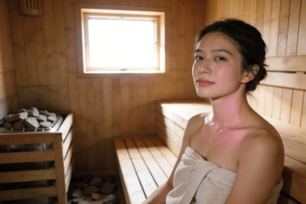 Sauna detox Sauna detox comparison showing sweating effects in dry and wet saunas